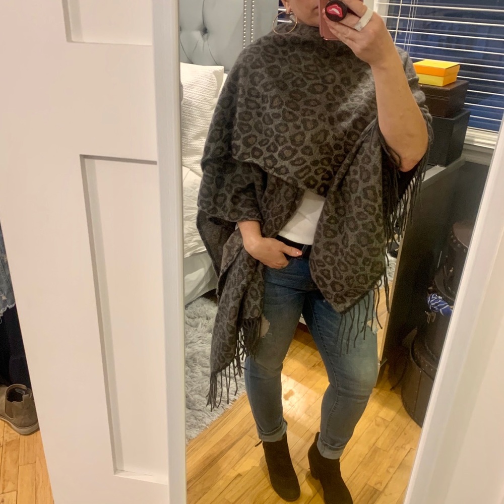 Cozy blanket throw in grey leopard print